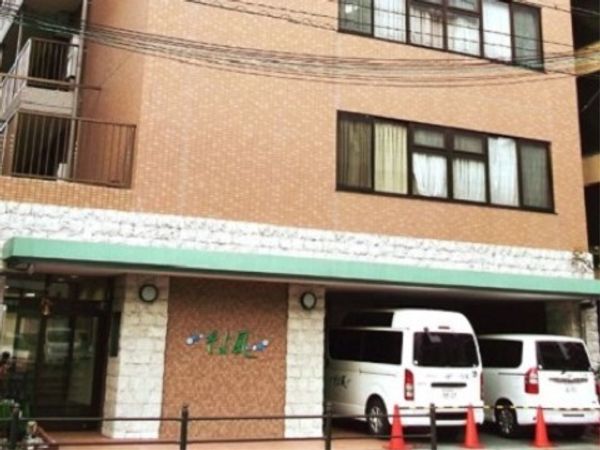 茶色の建物の外観