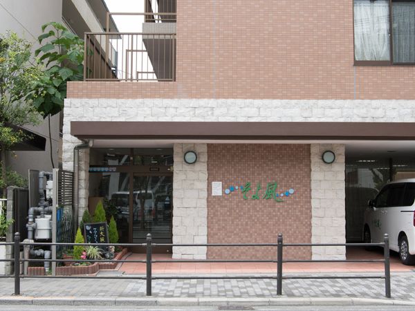 エントランスのある建物外観