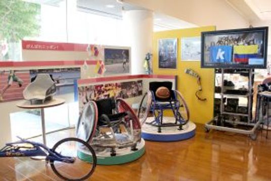 バリアフリーのスポーツ用具展示