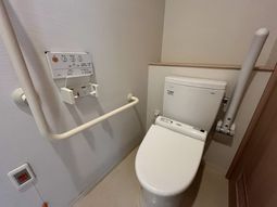 手すり付き洋式トイレ