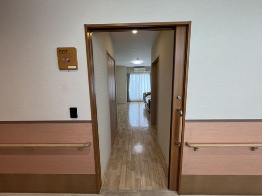 居室への開いた扉