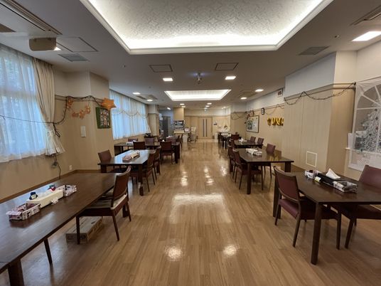 明るい食堂の様子