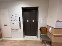 暖かみのあるエレベーター前