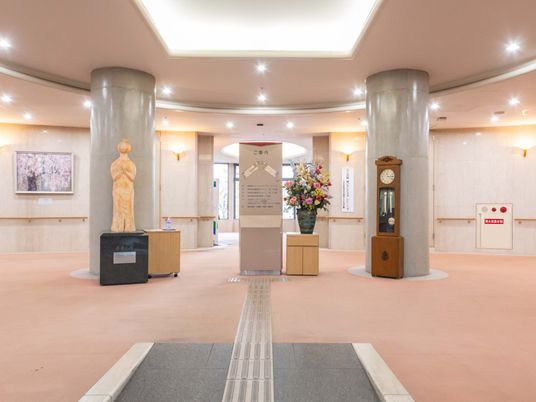落ち着いた広いロビー