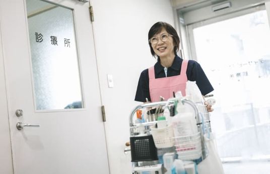 笑顔のスタッフの廊下