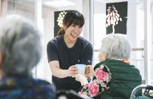 笑顔のスタッフがいますラウンジ