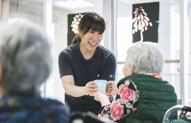 笑顔のスタッフがいますラウンジ
