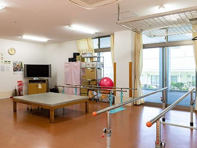 リハビリ室 機能訓練室 広々とした機能訓練室では、自然光が差し込み、快適にリハビリ活動が可能です。