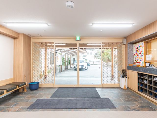 広いエントランス エントランス 開放的なエントランスでは、自然光がたっぷりと入ります。訪れる方々に温かさを感じてもらえる空間です。