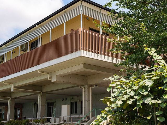 緑に囲まれた建物外観 外観 緑に囲まれた居心地の良い建物で、自然と共にリラックスできる環境です。