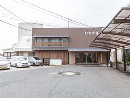 駐車場のある外観