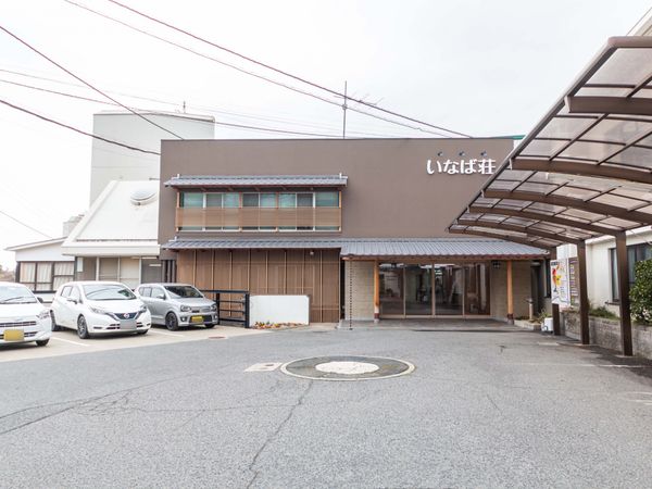 駐車場のある外観
