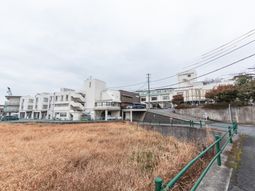 自然に囲まれた外観