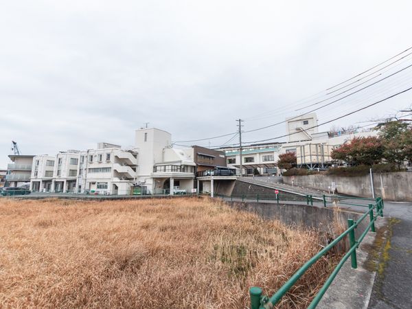 自然に囲まれた外観