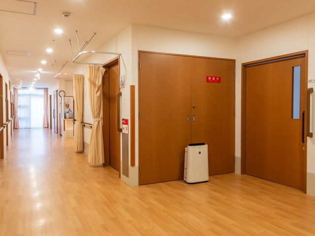 落ち着いた色合いの廊下