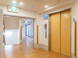広々とした廊下とエレベーター