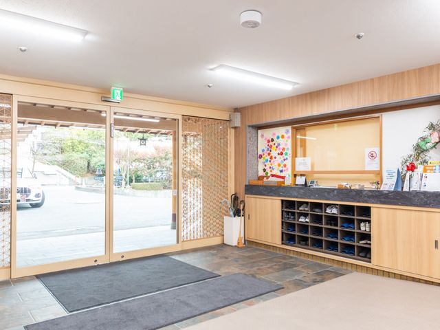 エントランス エントランス 広々とした出入口は自然光が差し込み、明るく開放的な雰囲気です。靴の収納スペースも充実しています。