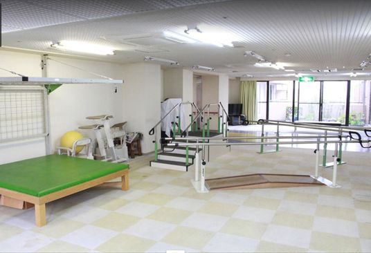 リハビリ用の広々とした室内