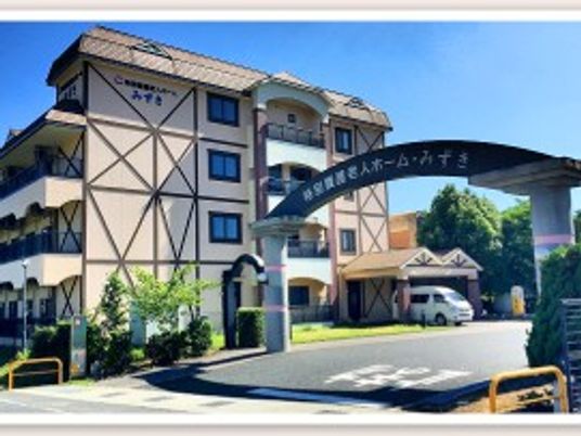 施設の外観と門柱  