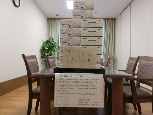 掲示物のある食堂  
