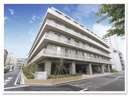 明るい外観の建物前  