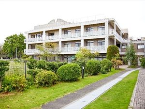 建物と庭の外観  