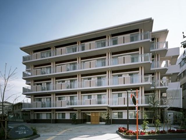 建物外観 外観   大きな窓が並ぶ落ち着いた建物外観です。前面には植栽もあり、明るい印象です。