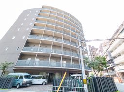 大きな建物の外観