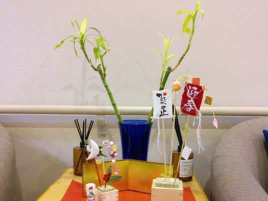 正月飾りのある休憩室  