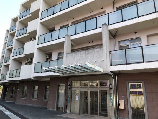 マンション風の建物外観  