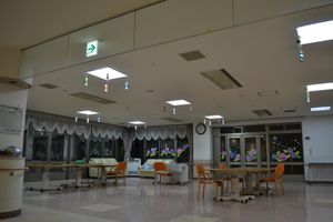 窓が多いラウンジ
