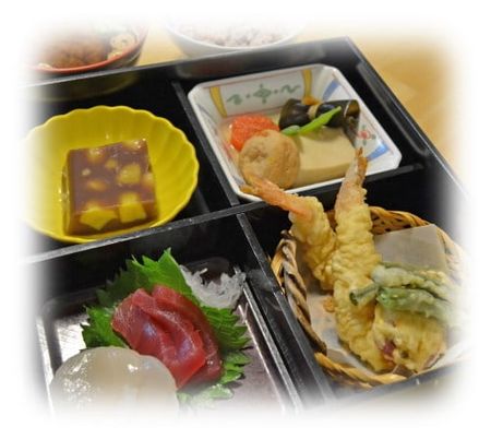 多彩な料理を楽しめる食堂