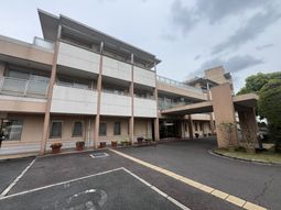 花が飾られた建物の外観