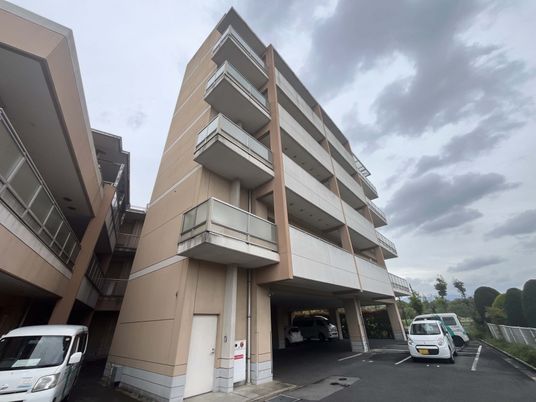 駐車場付き建物外観