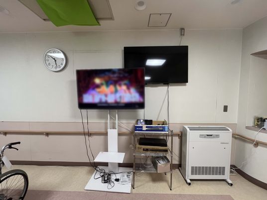 テレビと機材のある部屋