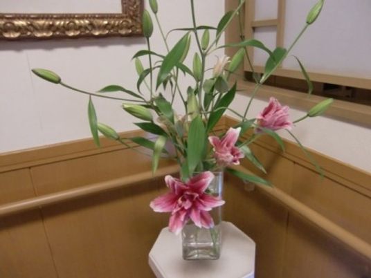 花が飾られた廊下  
