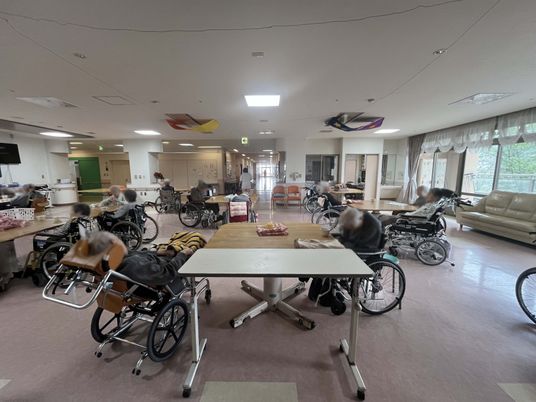 車椅子利用者が集う明るい室内