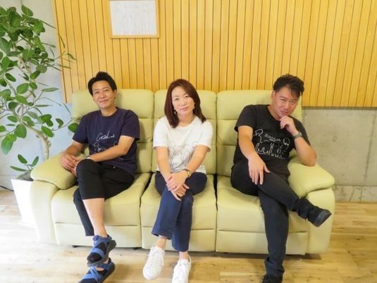 ソファでくつろぐ3人のスタッフ  