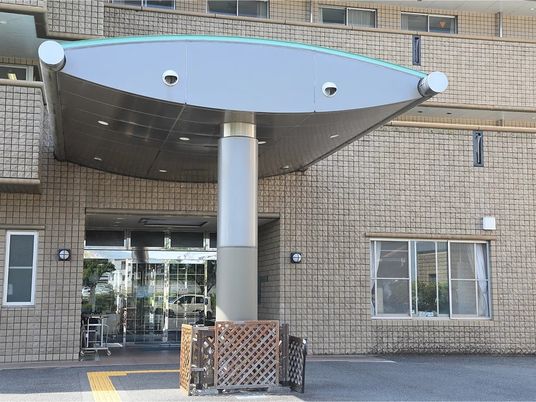 建物正面の玄関  