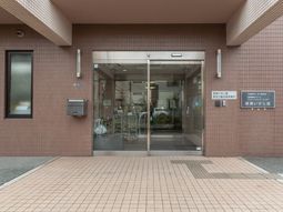 ガラス扉のエントランス  