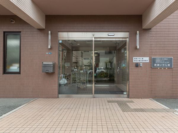 ガラス扉のエントランス  