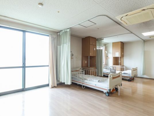明るい居室のベッド  