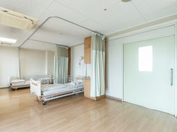 明るい居室のベッド配置  