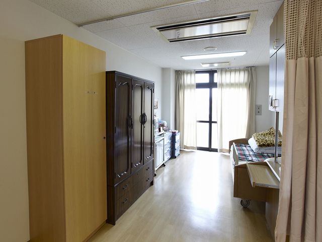 自然光が入る居室 居室   明るい光が差し込む居室で、温かい雰囲気の中でくつろげます。快適なスペースを提供しています。