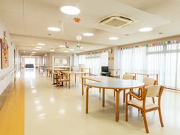 明るい食堂の様子  