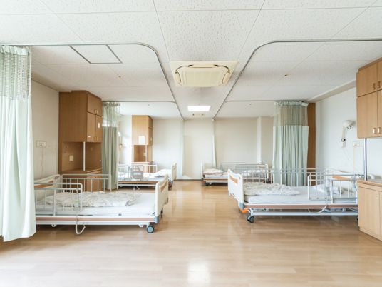 明るい多床室の居室  
