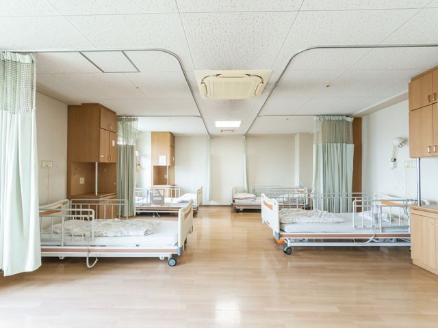 明るい多床室の居室  