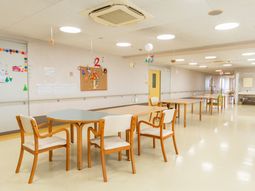 明るい食堂の様子  