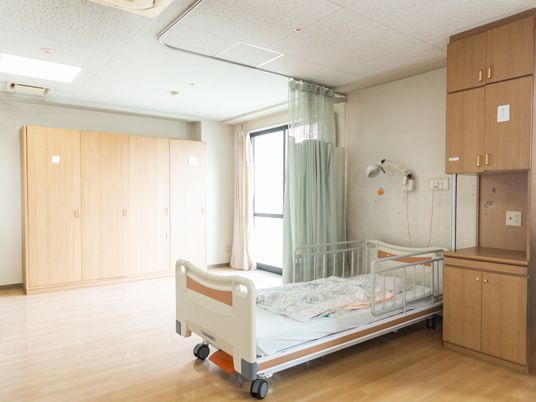 明るい個室の居室  