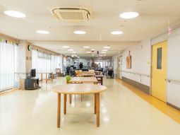 明るい食堂の様子  